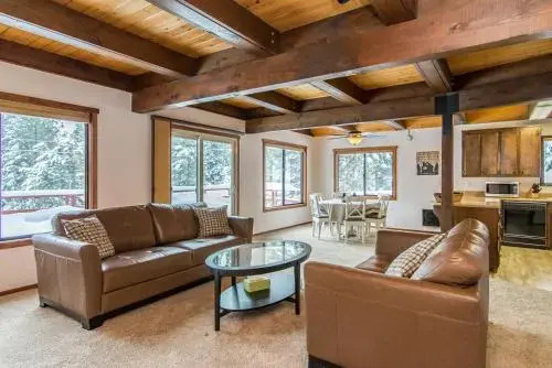 Spacious Truckee Cabin for 12 by RedAwning