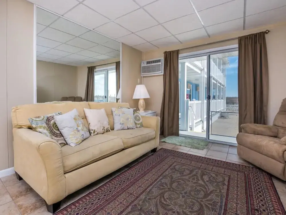 46th St Windjammer 104 1Br Condo