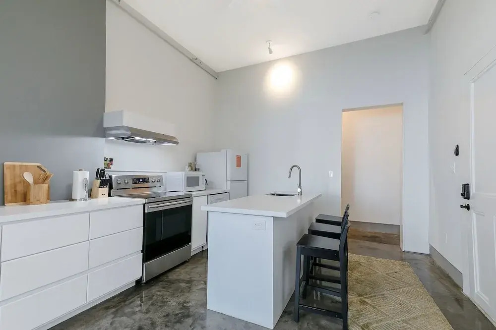 Contemporary 2BR in Garden District By Hosteeva