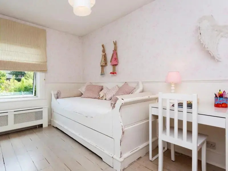 Veeve  4 Bed House Chestnut Grove Balham