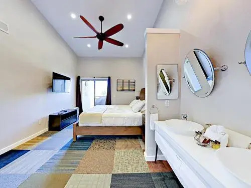 72 Corniche Condo #F - 2 Br condo by RedAwning