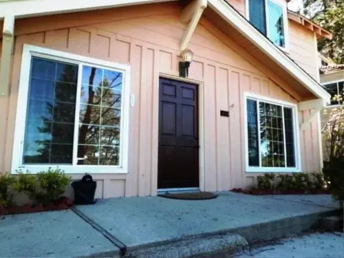 Near Lake Plus View 2 Bedroom Home by RedAwning