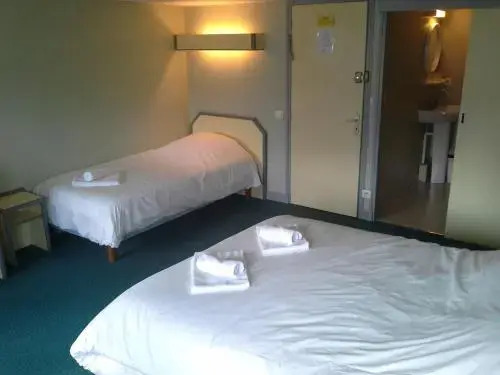 Hotel Set A Table