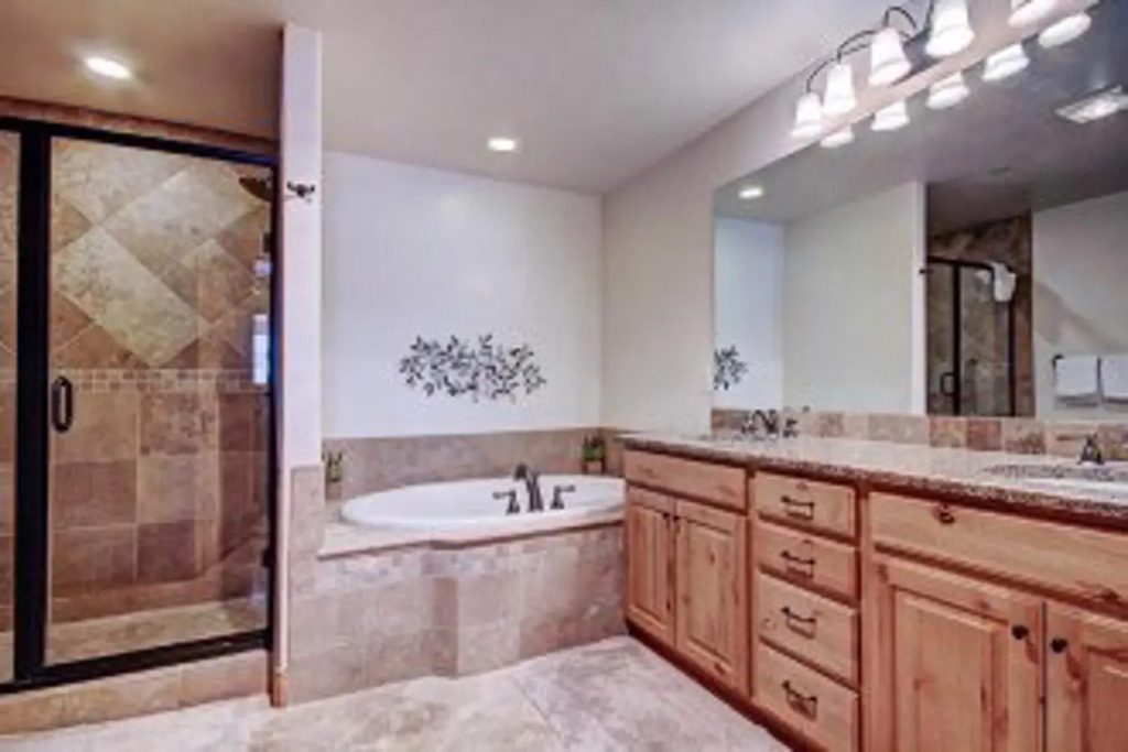 Mount Victoria Lodge #d 3 Bedroom Condo by RedAwning