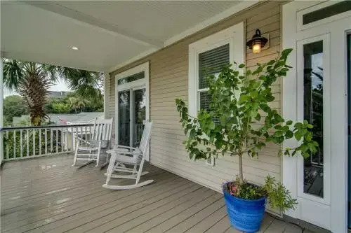 Cameron Boulevard 3901 by RedAwning