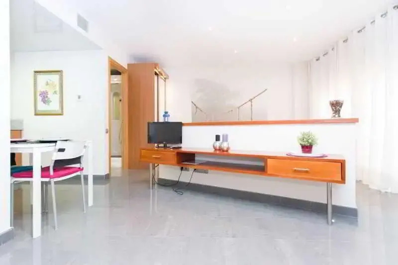 AinB Universitat Apartments