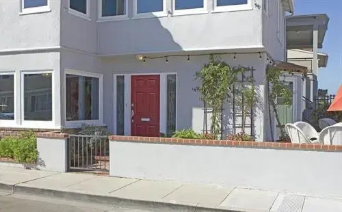 W Bay Ave 68215 by RedAwning