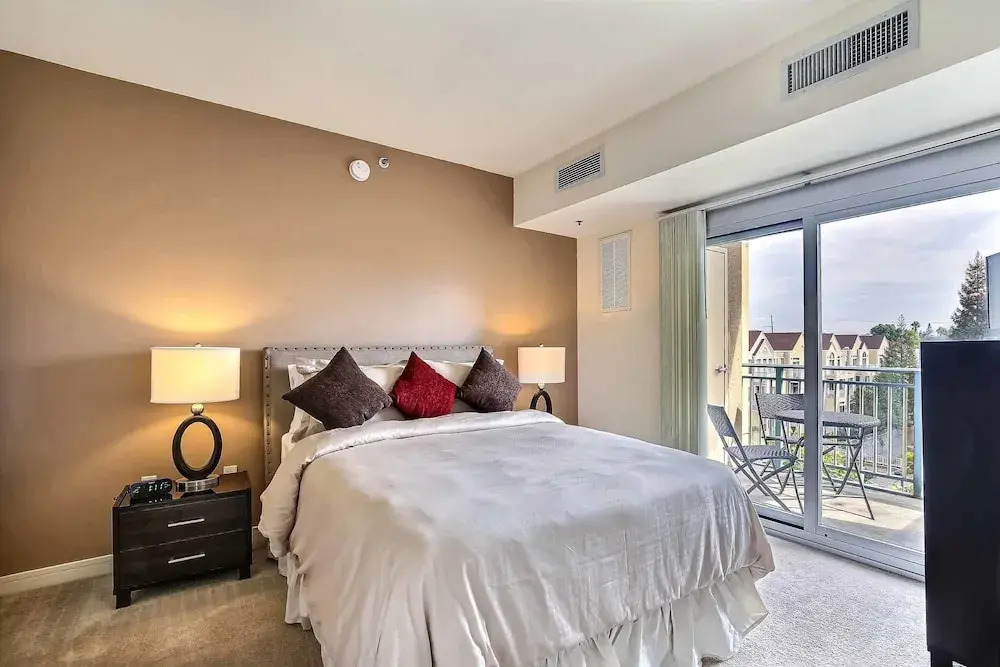 Green Belt Views Key Mountain View 1 Br apts by RedAwning