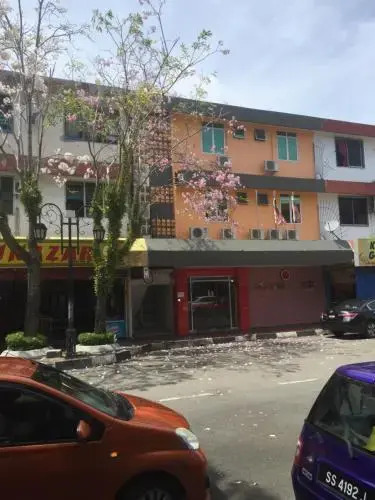 Red Tomato Hotel