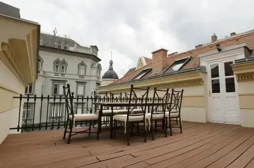 Ékszerdoboz A Budai Vár Alatt