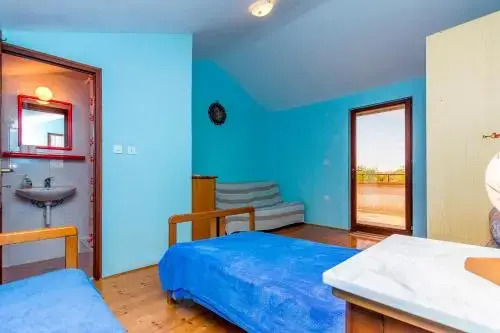 House AT