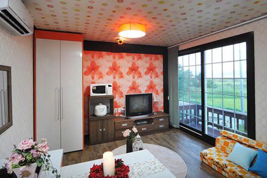 Seongmodorainbow Pension
