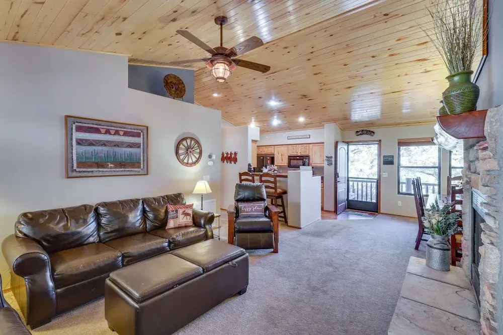 Relaxing Cabin w/ 2 Decks Near Fool Hollow Lake!