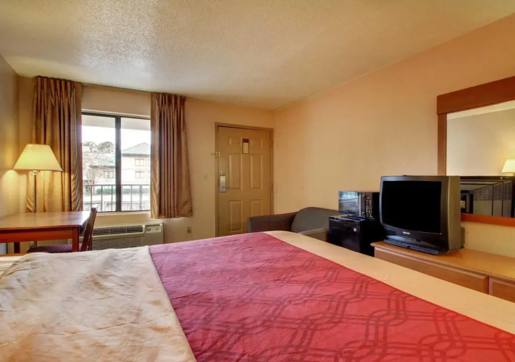 Econo Lodge North