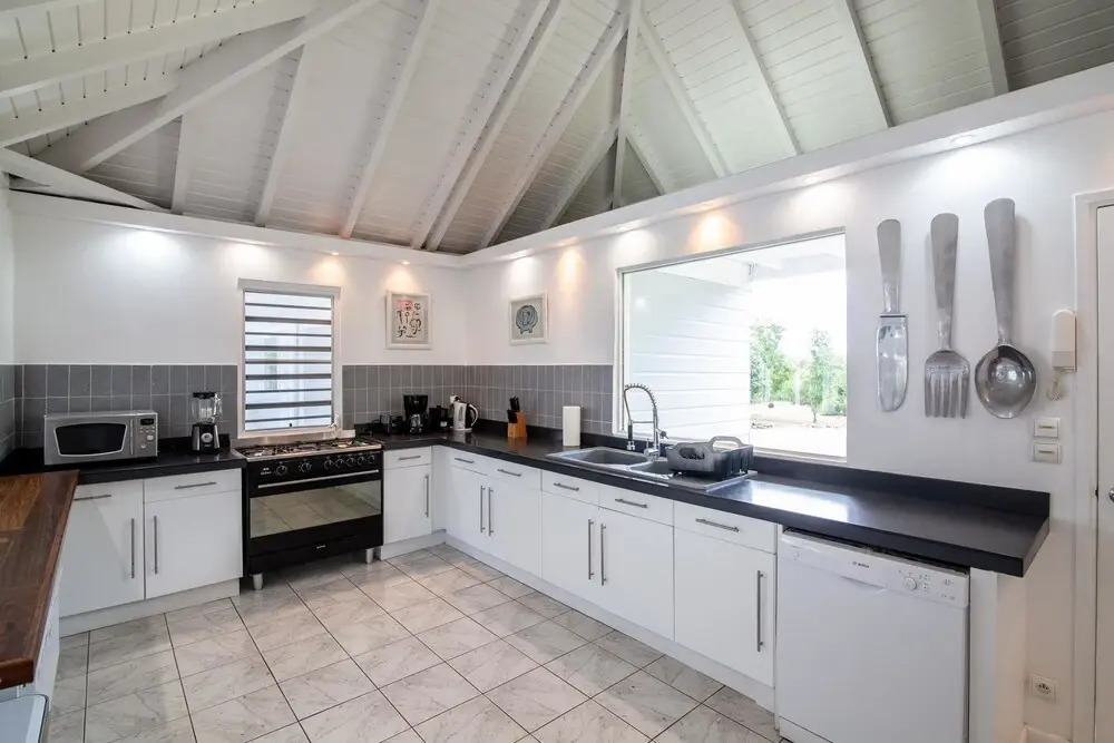 Exclusive Terres Basses Location, Heated Pool, Near Beach, Shops, Restos, AC, Free Wifi