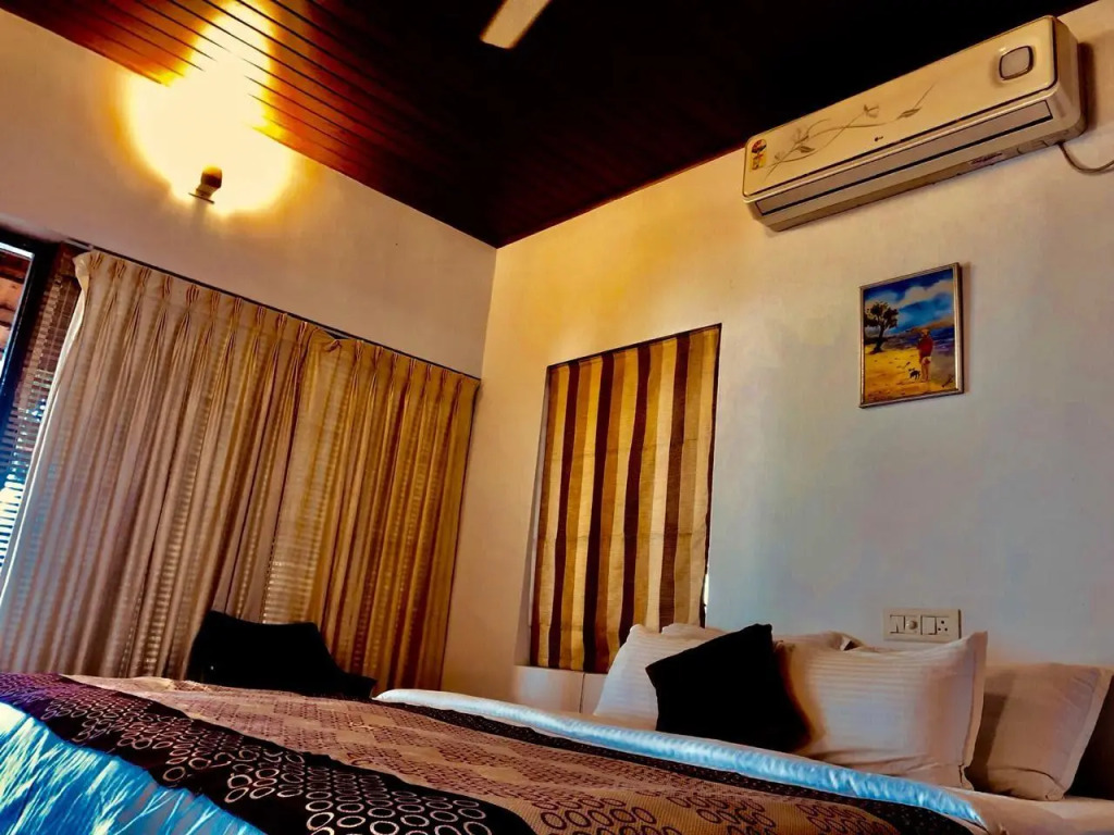 Saro Lake County Hotel