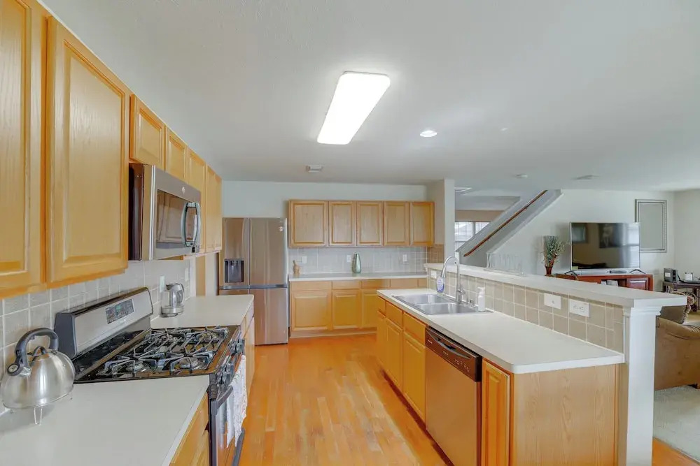 7 Mi to Downtown Baytown: Spacious Home w/ Yard