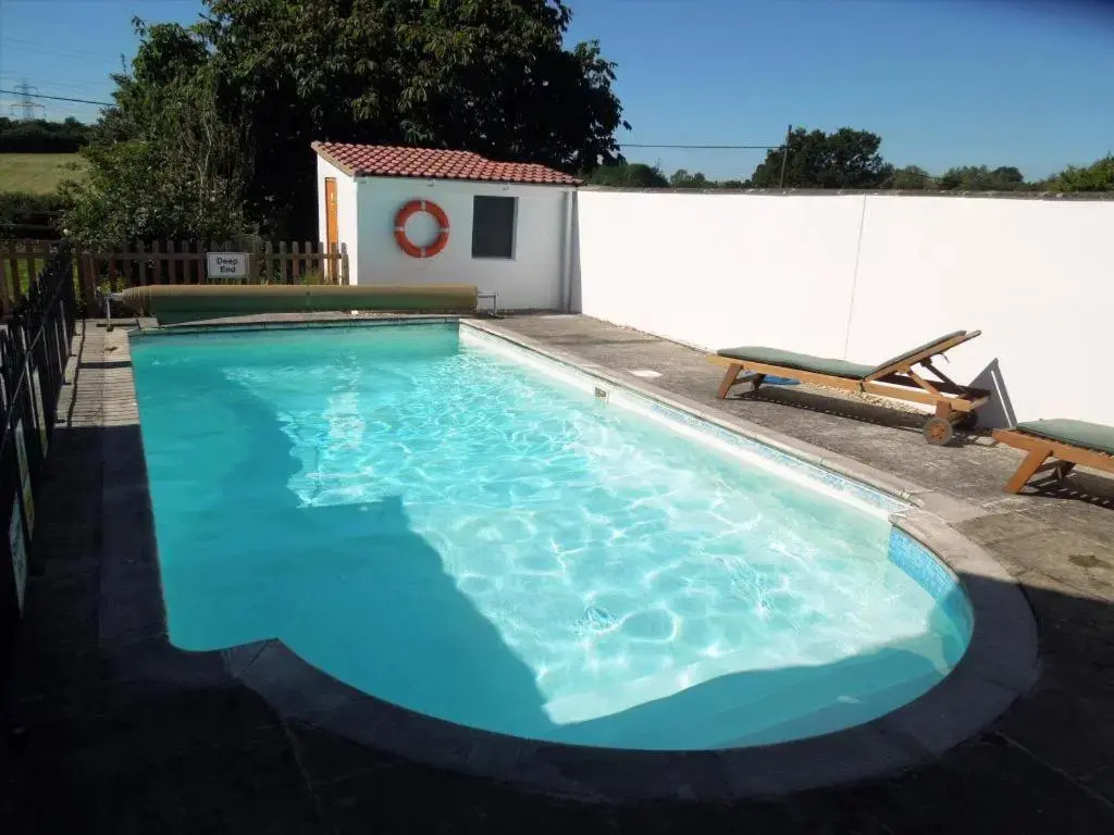 Beautiful 2 bedroom guest house with private pool in Lacock, Wiltshire