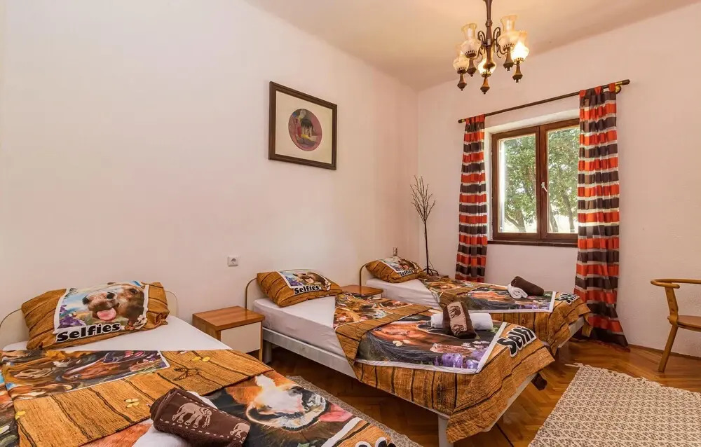 Nice Apartment in Pula with Hot Tub & 2 Bedrooms