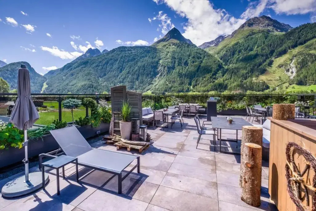 VIER Studios & Restaurant