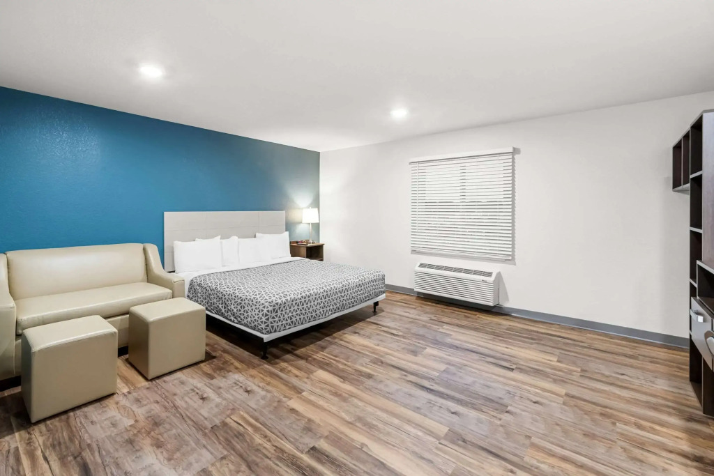 Woodspring Suites Kansas City Airport