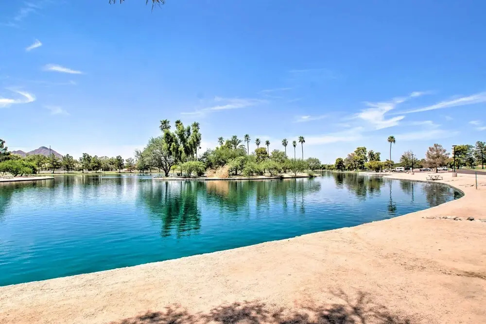 Walk to Trolley & Lake: Sunny Scottsdale Townhome