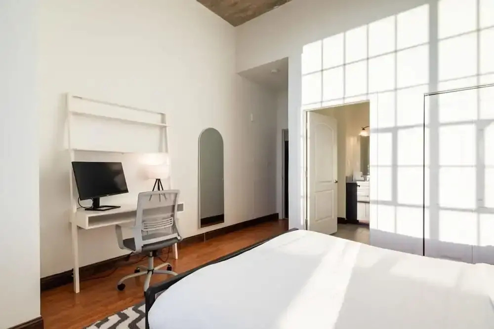 Sosuite 3BR Apt w Balcony, W/d, Gym, On-site Bar