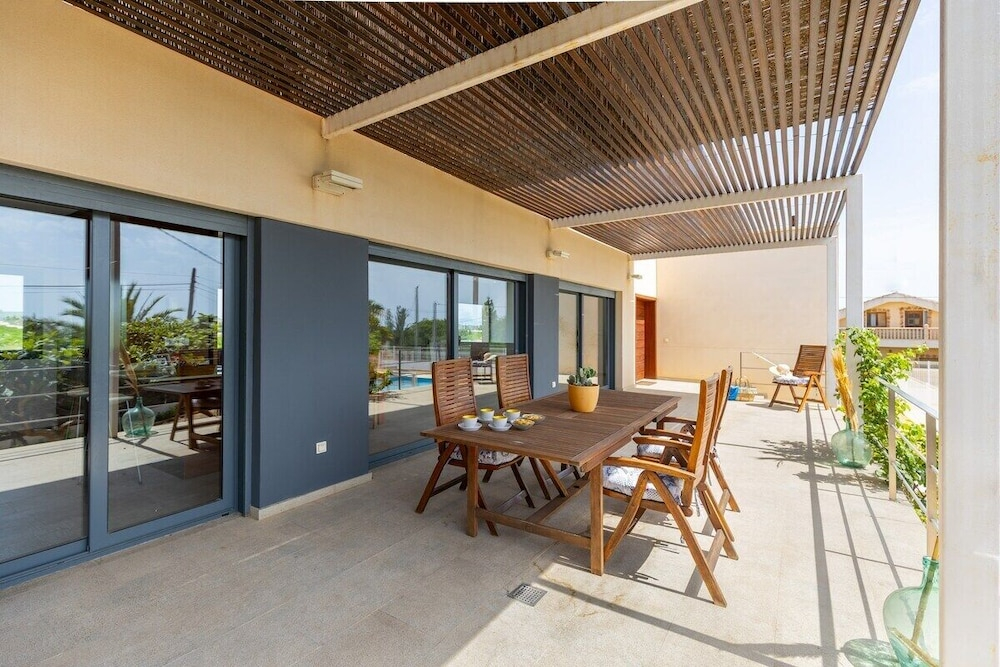 Sunshine Villa by Fidalsa