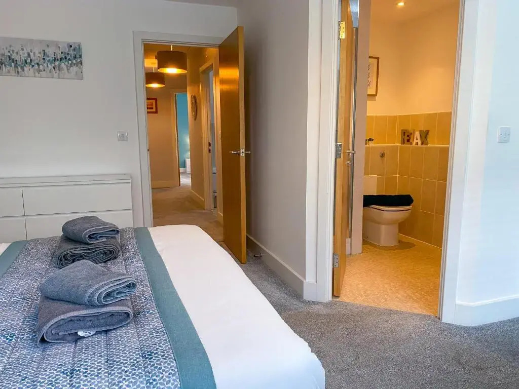 The Chaucer - Modern 3 Bed Home with parking close to city centre