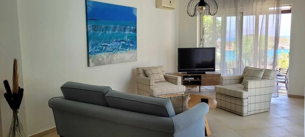 Spacious villa with private pool and sea view, just 150 meters from the sea
