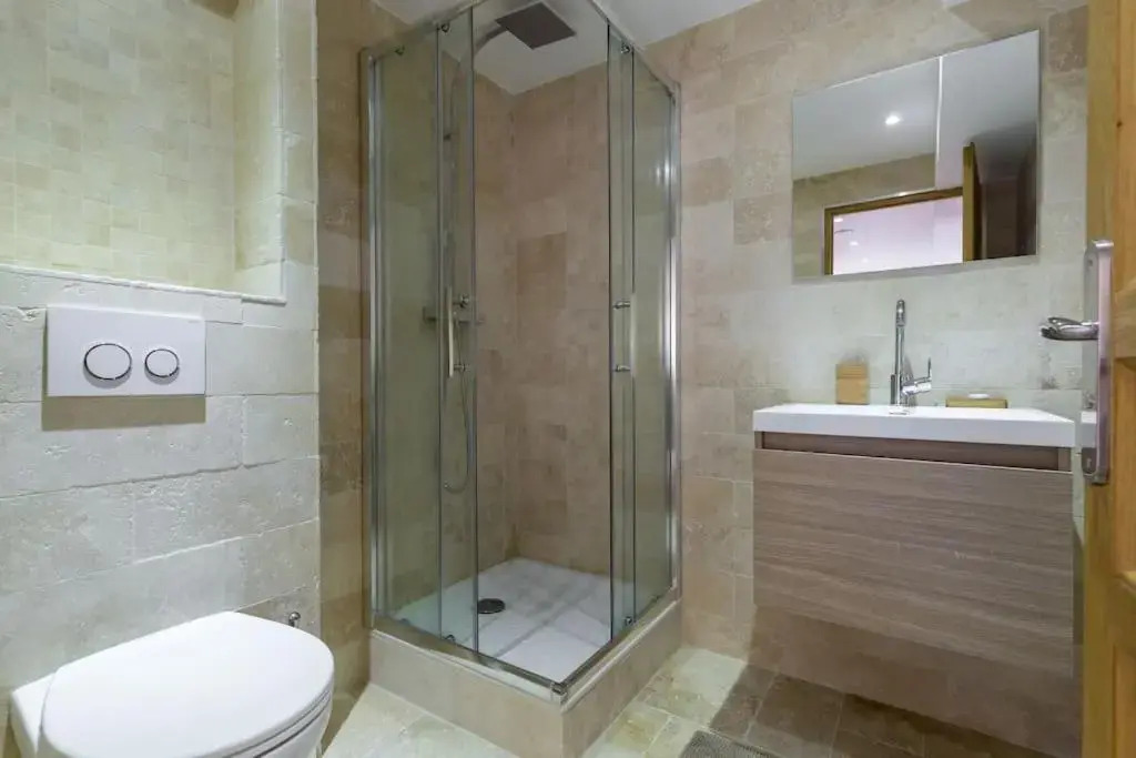 102-Appartement Refait à neuf vieil Antibes