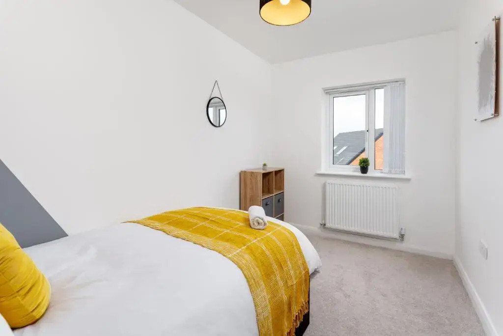 Air Host and Stay - Brand new 3 bedroom house sleeps 7 minutes from LFC and city centre ref27