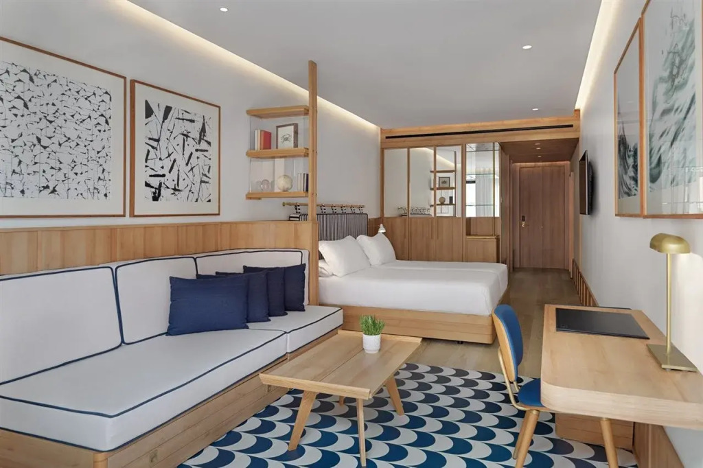 Отель H10 Porto Poniente