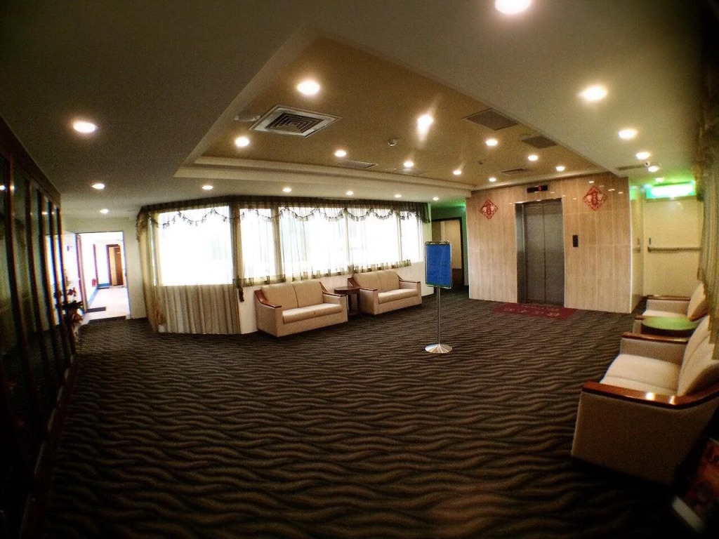 Debonair Hotel