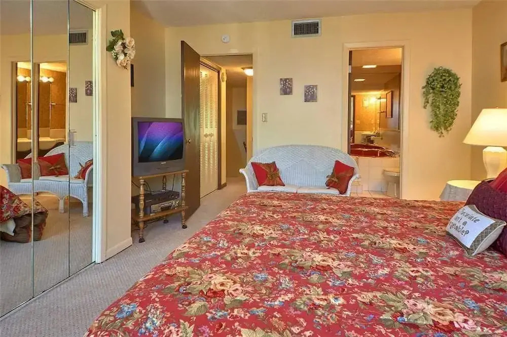 Alone at Last 2 Bedroom Home with Fireplace