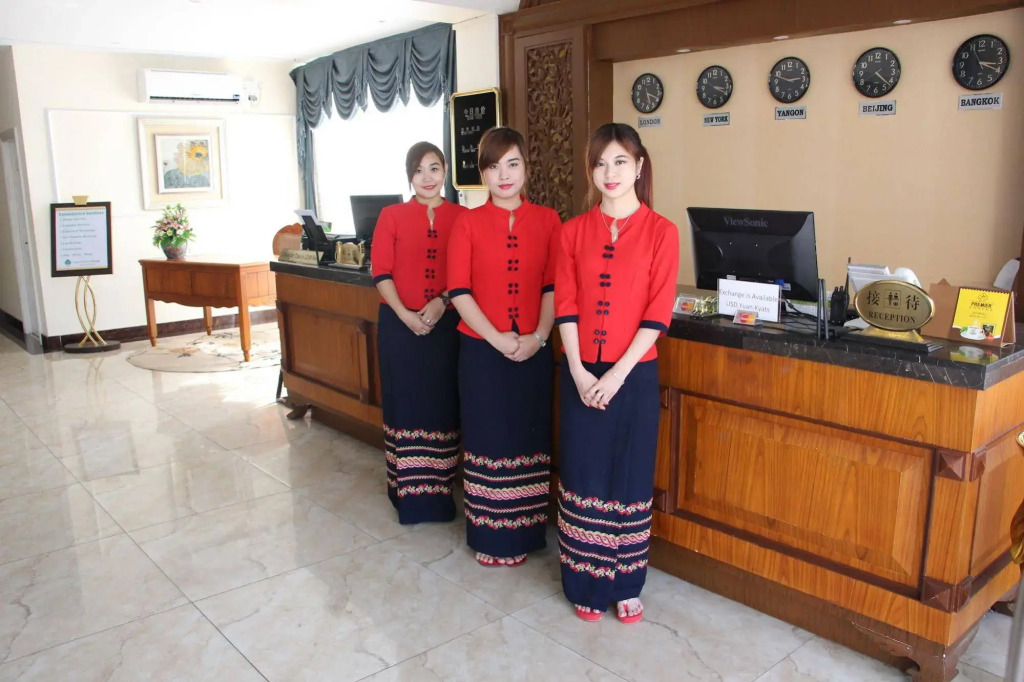 Sunny Holiday Hotel