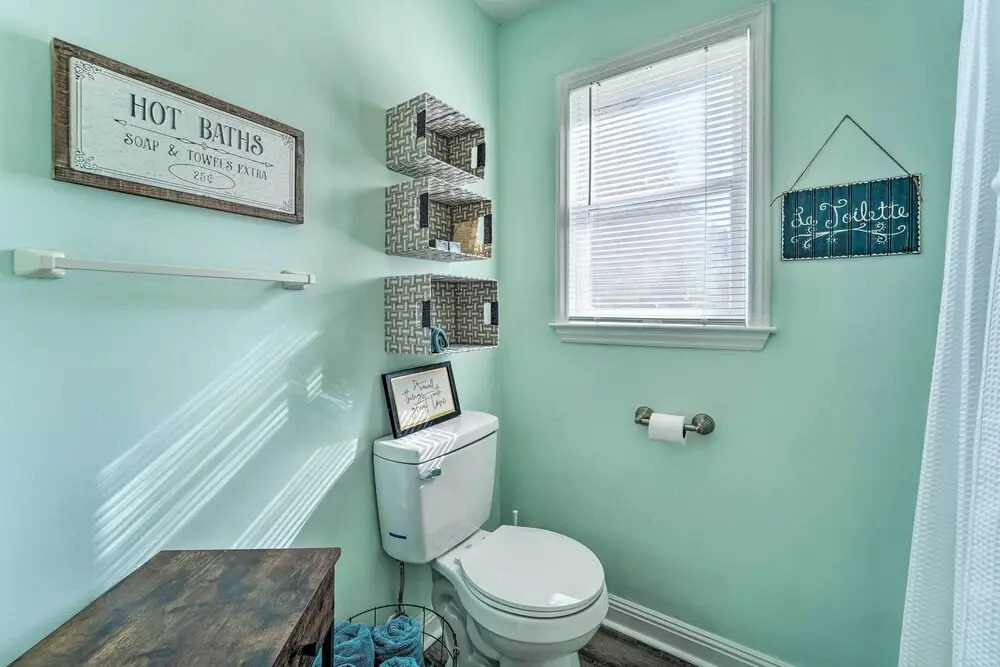 Charming Wilmington Home w/ Screened-in Porch