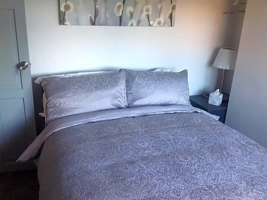 BED AT BOWBRIDGE, Centre town