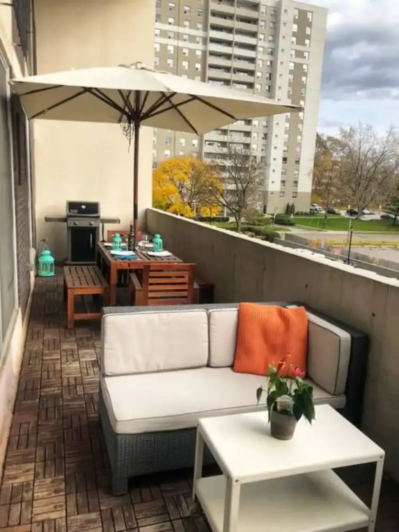 Spacious Family Condo In Swansea, Toronto