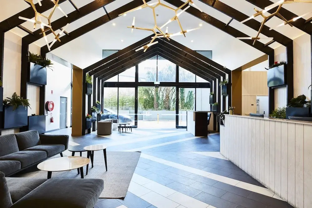 Sleek Arthouse Apartment With Pool Close to City