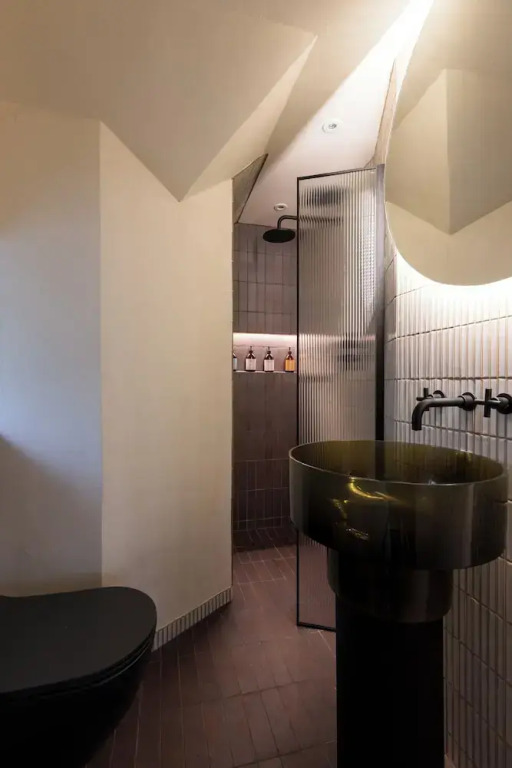 JOIVY Contemporary Cottage with Free Parking
