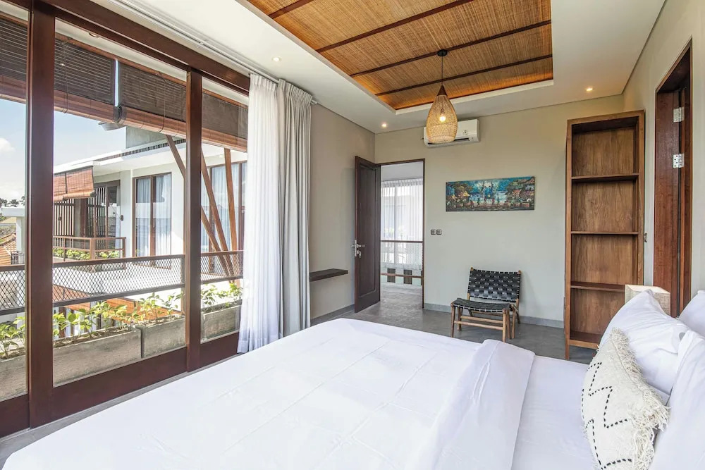 5-br Beach Villa in Canggu Overlooking Rice Fields