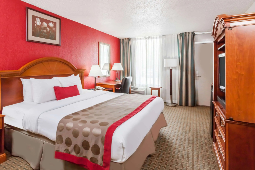 Iberia House & Suites