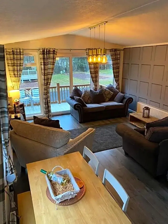 Tranquil Lodge hot tub and free golf