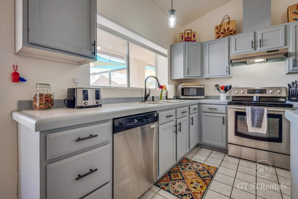 FRESHWATER FUN - Pet & Family Friendly with Great Location!