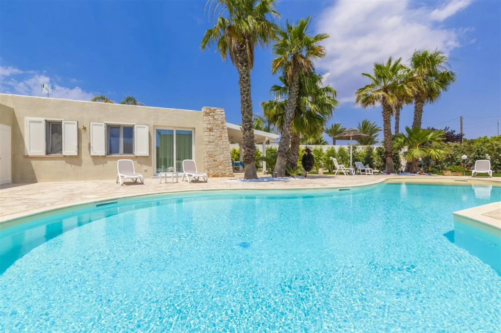 Charming house in a villa with pool and garden in Santa Caterina-Casina Greca
