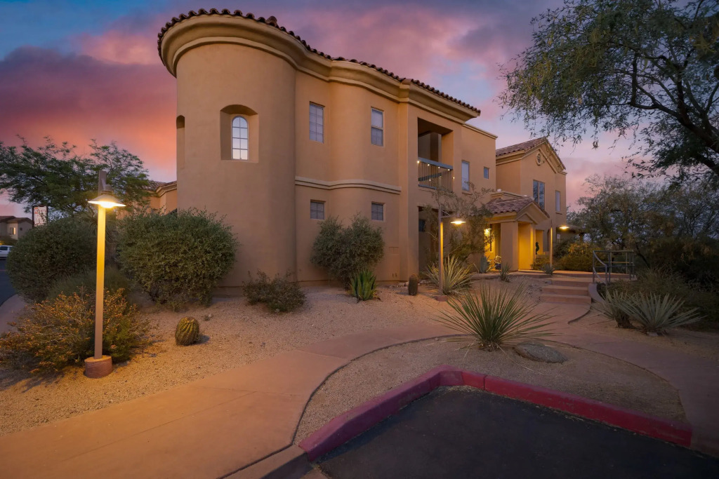 Desert Village Vista by Avantstay Patio w/ Fire Pit, Pool Access