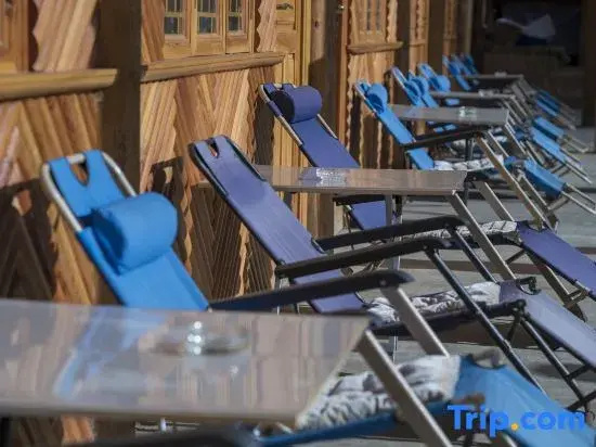Yubeng Holiday Inn