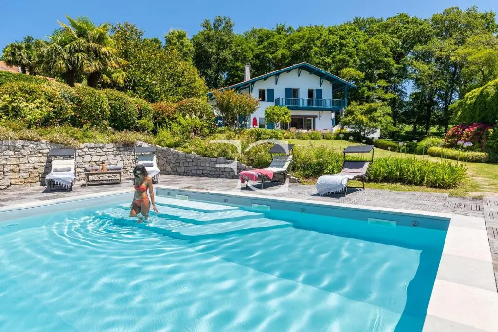 Easy Clés- Splendid 8 bedrooms property & pool