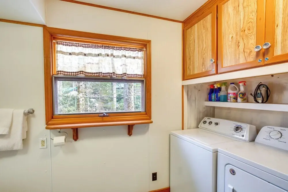 Dog-friendly Newland Cabin w/ Deck + Lake Access!